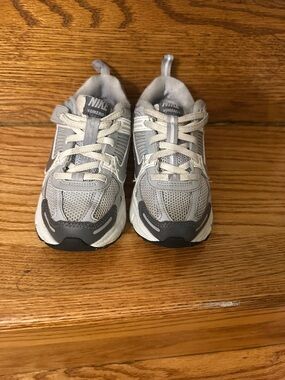 Nike Vomero Kids Gray and White Sneakers